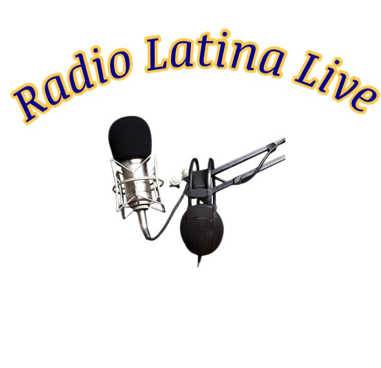 logo latina live! Fondo morado con un texto que dice: Radio Latina Live. en el medio se encuentra un micrófono de estudio